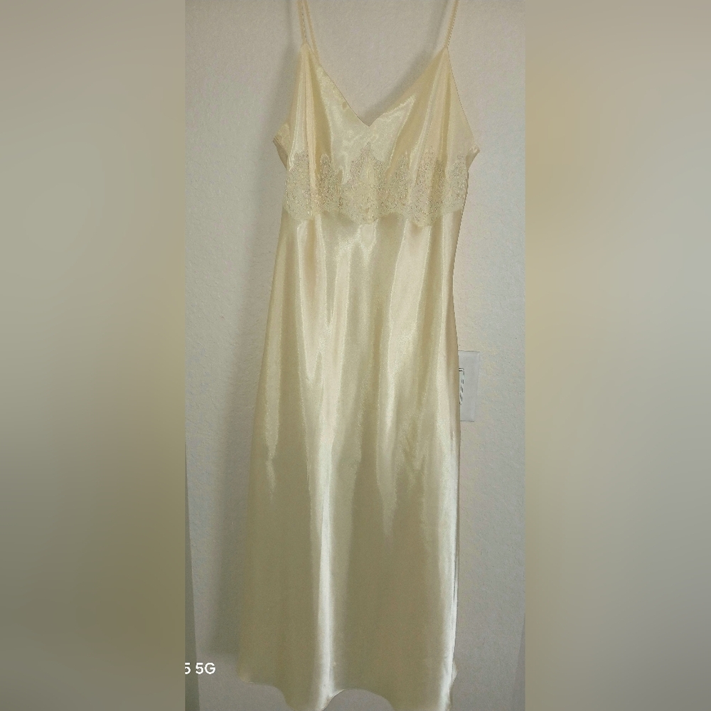 🔥Vintage Jones New York Feminine Pale Yellow Maxi Nightgown Small, Lace Bust